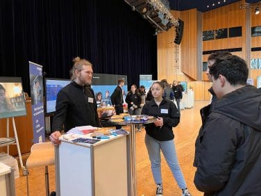 Fachinformatiker erläutert seine Ausbildung