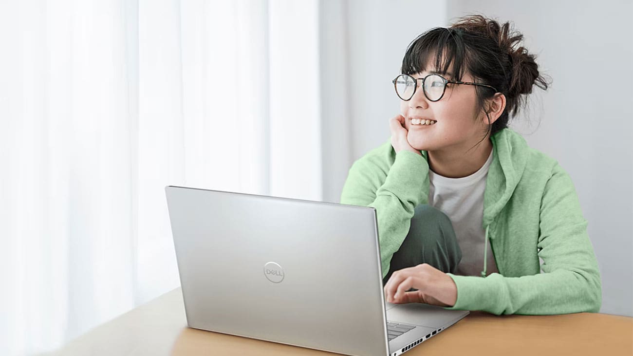 Frau mit Dell Notebook